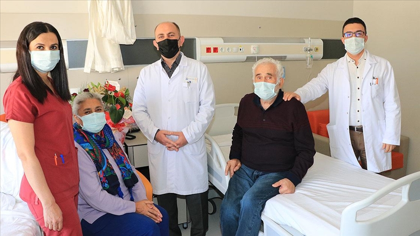 Yoğun bakımda dahi evlilik yıl dönümünü unutmayan Kovid-19 hastası hem sağlığına hem eşine kavuştu