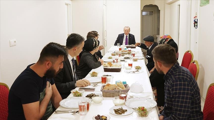 أنقرة.. أردوغان يحل ضيفا على مائدة إفطار أسرة تركية