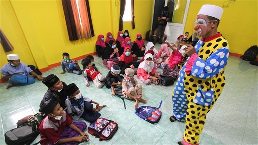 Indonesia: Man teaches Quran wearing clown garb