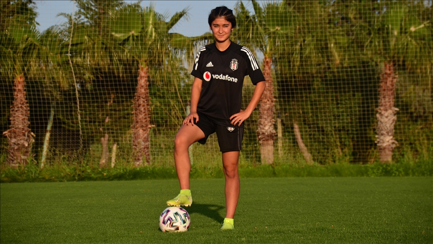 Beşiktaşlı kadın futbolcu Seda, azmi ve yeteneğiyle milli formayı terletmenin gururunu yaşıyor