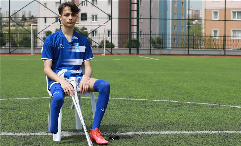 Pavarësisht se e humbi këmbën, pasioni i futbollistit me këmbë të amputuar vazhdoi