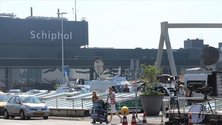 Amsterdam, arrestohen 6 pasagjerë spanjoll pasi refuzuan mbajtjen e maskës