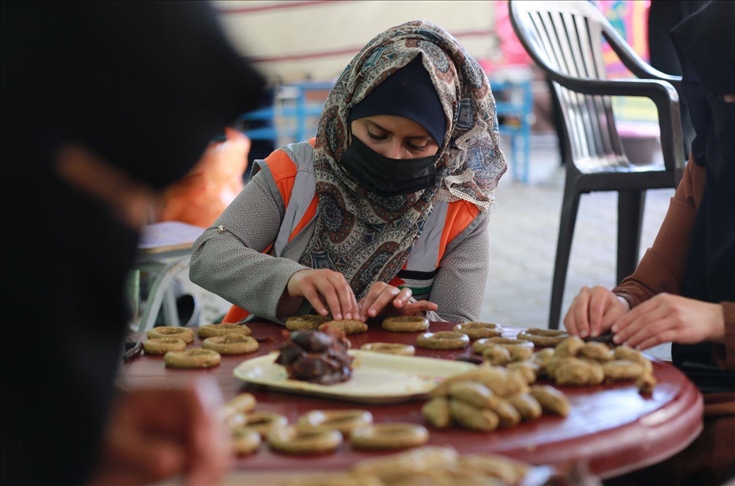 مبادرة لتوزيعه مجاناً.. "كعك العيد" يُبهج عائلاتٍ فقيرة بغزة
