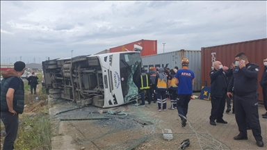Bursa'da işçileri taşıyan servis aracı devrildi: 1 kişi öldü, 20 kişi yaralandı