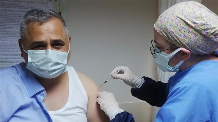 Türkiye Muhtarlar Konfederasyonu Başkanı Bekir Aktürk Kovid-19 aşısı yaptırdı