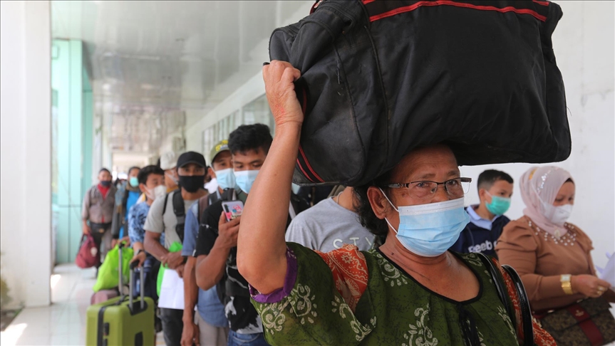 Nearly 19M Indonesians insist on going home for Eid despite ban