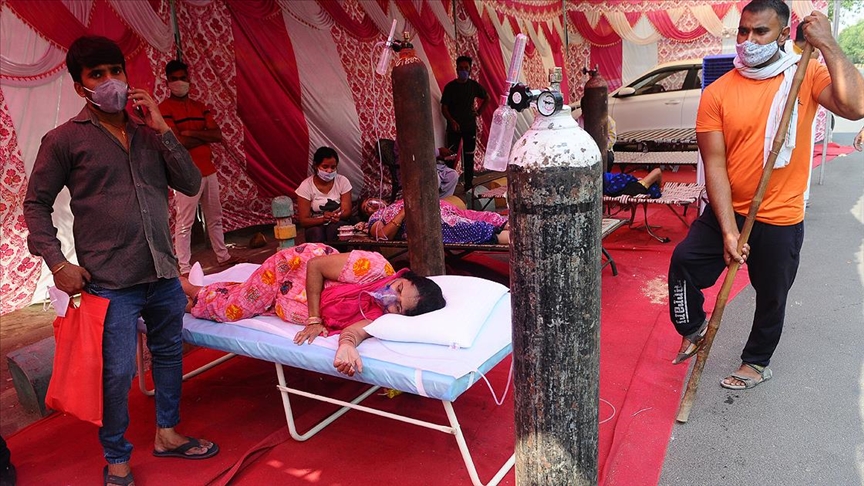 Dünya, Kovid-19 salgınından en çok etkilenen ülkelerden Hindistan'a yardım ediyor