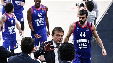 Ergin Ataman 2 yıl daha Anadolu Efes'te