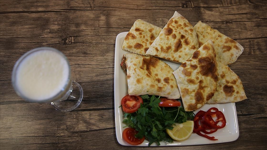 Mardin'in tescilli lezzeti 'sembusek' paket servisle iftar sofralarına ulaştırılıyor