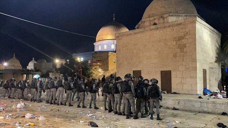 Полиция Израиля напала на верующих в мечети “Аль-Акса"