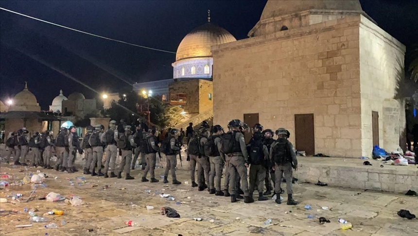 Israeli police attack worshippers in Al-Aqsa Mosque