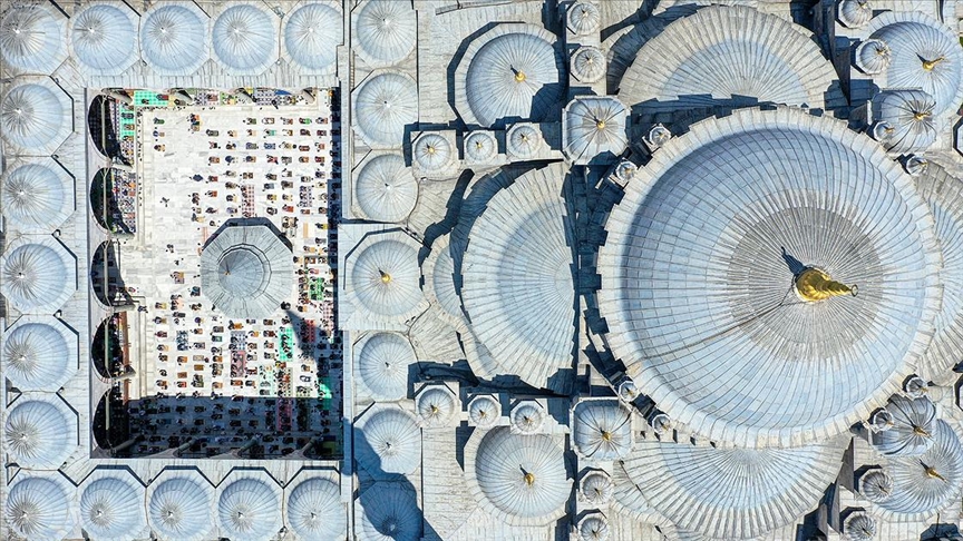 İstanbul'da ramazanın son cuma namazı, Kovid-19 tedbirleriyle camilerde kılındı