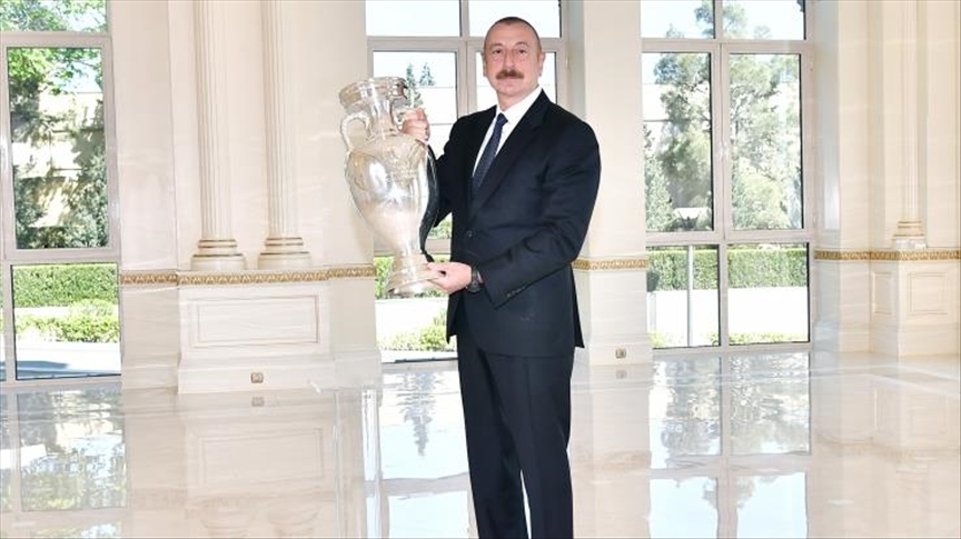 Кубок Евро-2020 передан президенту Азербайджана
