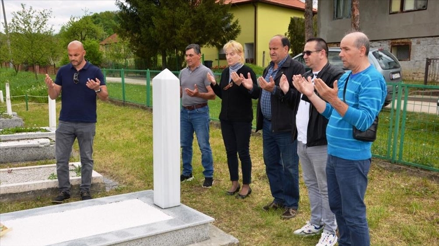 Tuzla: "Zlatni ljiljani" počeli sa sanacijama spomenika poginulih saboraca