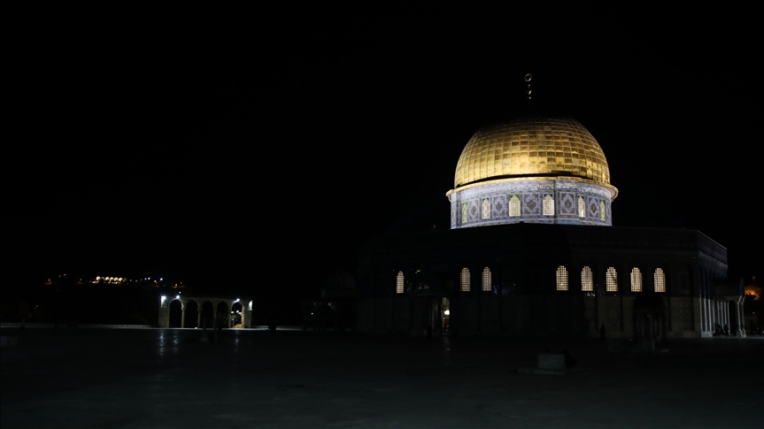 masjid al aqsa at night