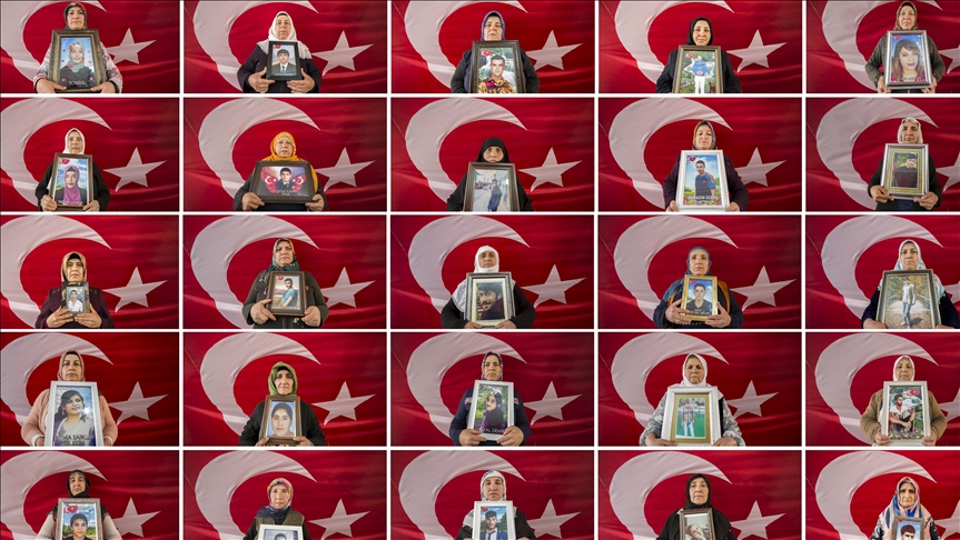 Dayikên Diyarbekirê di Roja Dayikan da hesreta ewladên xwe man