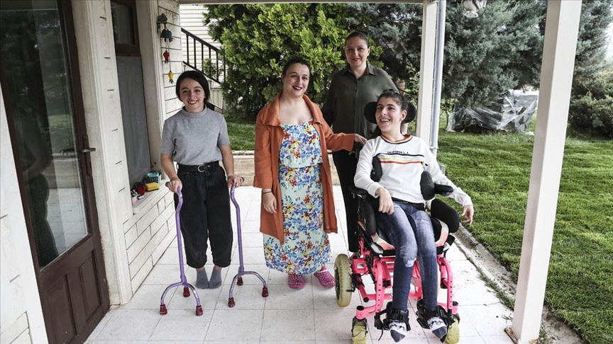Serebral palsili üçüzler anne şefkatiyle tüm zorlukları yendi