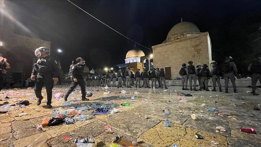 La Policía israelí lanza granada de aturdimiento a musulmanes que rezaban en la mezquita de Al Aqsa