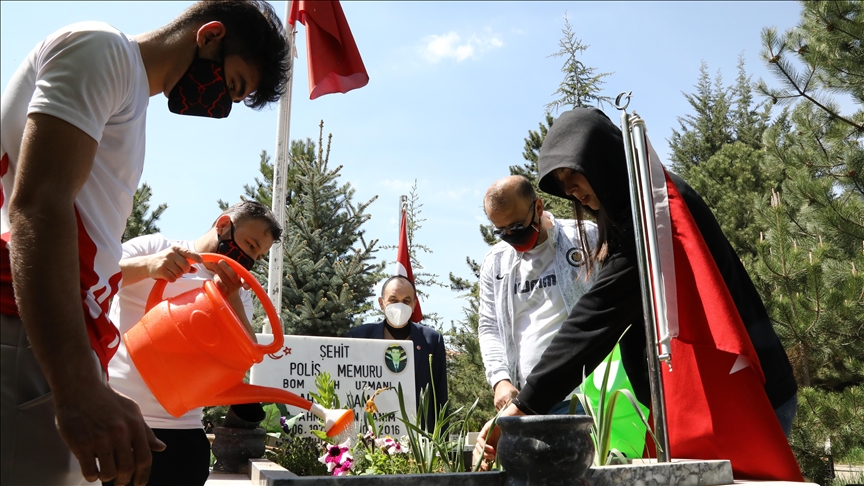 Sporcular şehit mezarlarını Anneler Günü için çiçeklendirdi
