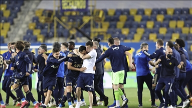 Fenerbahçe şampiyonluk yarışına uzatmada tutundu