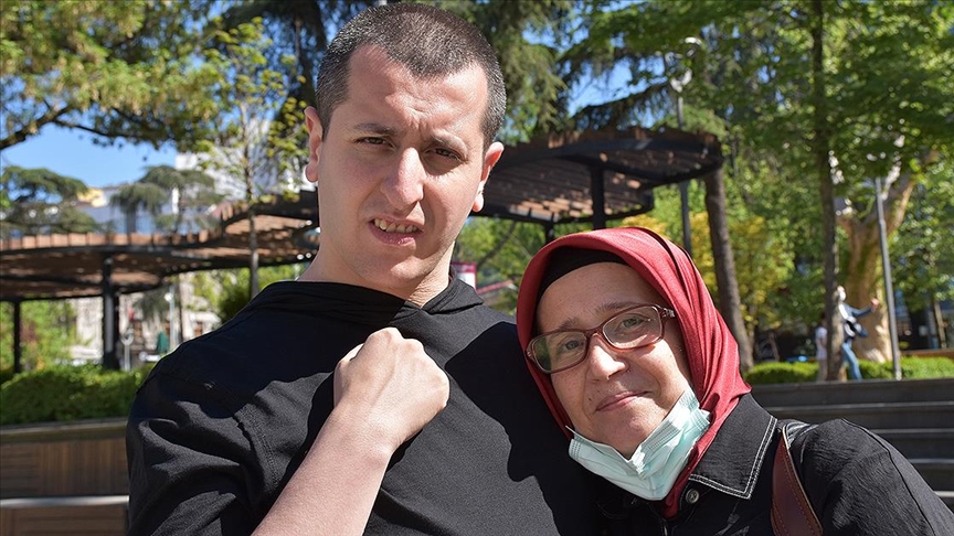 Hayatını oğluna adayan anne kurduğu dernek ile otizmlilere destek oluyor