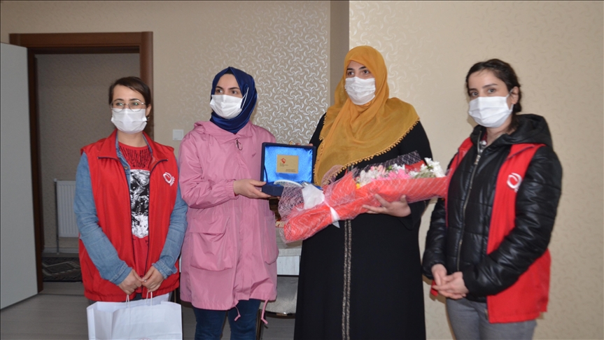 Li Mûşê jinika ku 3 zarokên xwe yên astengdar mîna roniya çavan xwedî dike weke "dayika salê" hat hilbijartin