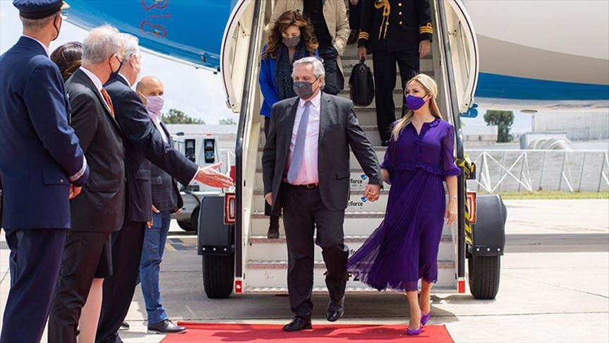 Presidente de Argentina llega a Portugal al inicio de su gira europea para renegociar la deuda con el FMI