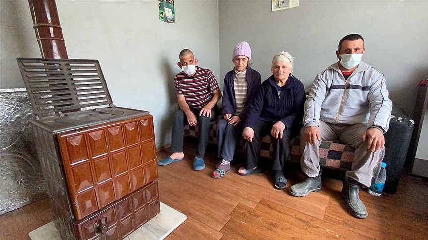 Yürüme engelli annenin en büyük destekçisi, büyük fedakarlıklarla büyüttüğü engelli çocukları oldu