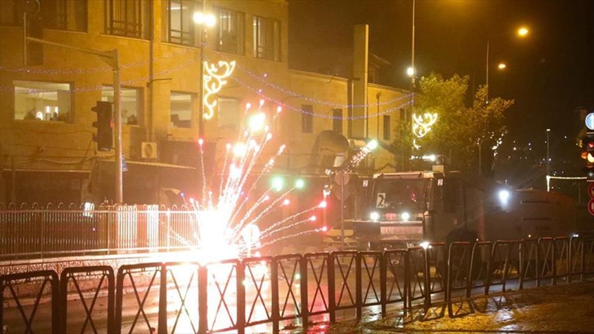 Fuerzas israelíes atacan a palestinos en la Puerta de Damasco en Jerusalén