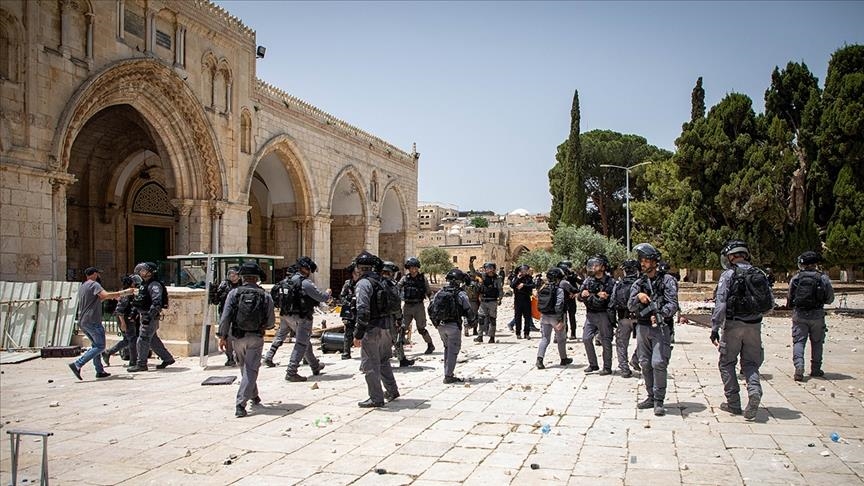Palestinian groups give Israel ultimatum to withdraw forces from Al-Aqsa