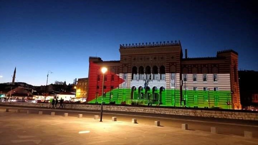 U znak solidarnosti sa palestinskim žrtvama: Sarajevska Vijećnica u bojama zastave Palestine 