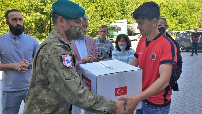 تركيا تقدم مساعدات غذائية لفقراء في كوسوفو