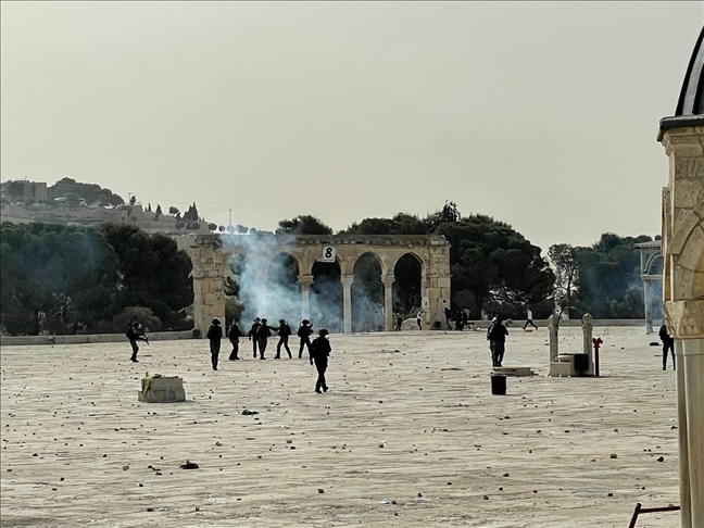 De violents affrontements ont éclaté après l’assaut de la police israélienne à la mosquée Al-Aqsa 