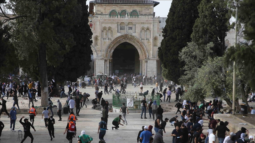 Ataques israelíes tienen como objetivo 'dividir la mezquita Al Aqsa en áreas judías y musulmanas', según expertos