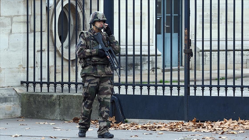 Fransa'da askerler, ikinci bir bildiriyle yine 'iç savaş' uyarısında bulundu