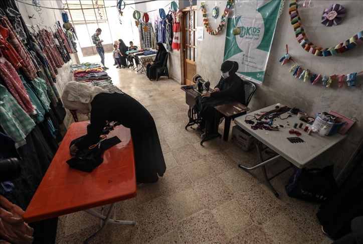 عبر إصلاح الملابس.. مبادرة لإدخال بهجة العيد على أطفال إدلب