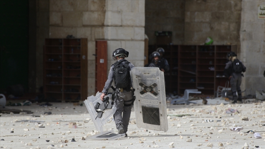 İsrail polisi Mescid-i Aksa'da AA kameramanını darbetti
