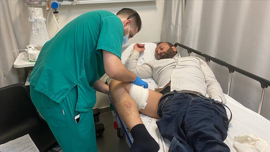 AA'nın Orta Doğu Editörü Turgut Alp Boyraz, TRT Haber'e canlı yayın sırasında bacağından iki plastik mermiyle yaralandı