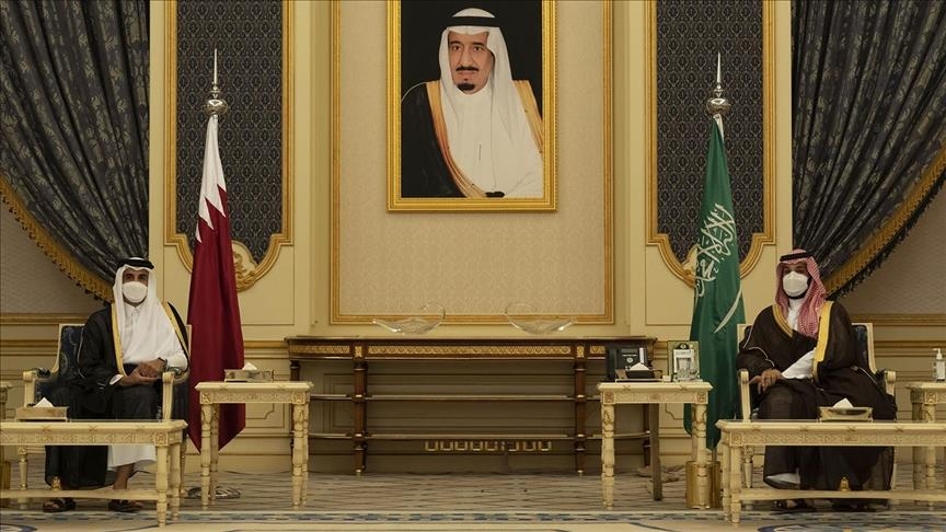 أمير قطر يبحث مع ولي العهد السعودي القضايا الإقليمية والدولية