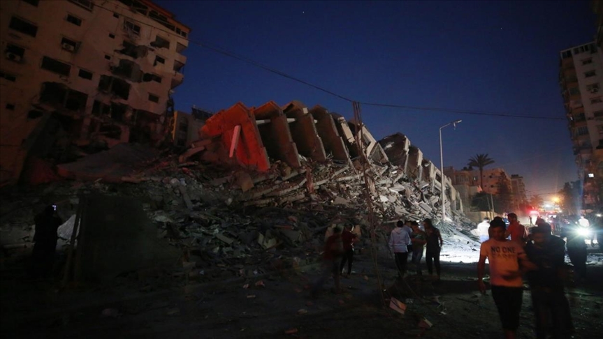 Aviones de combate israelíes destruyen un edificio residencial de 12 pisos en Gaza