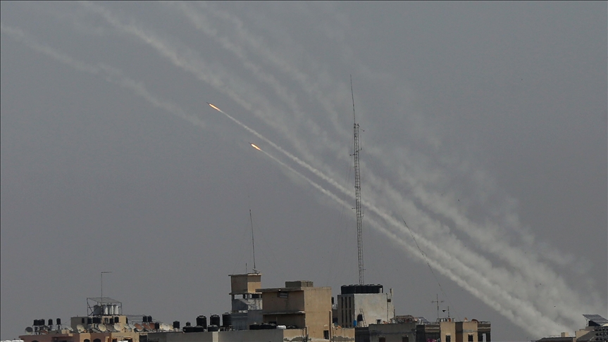 El grupo de resistencia palestino Hamas lanza cohetes contra Israel en respuesta a bombardeos a la Franja de Gaza