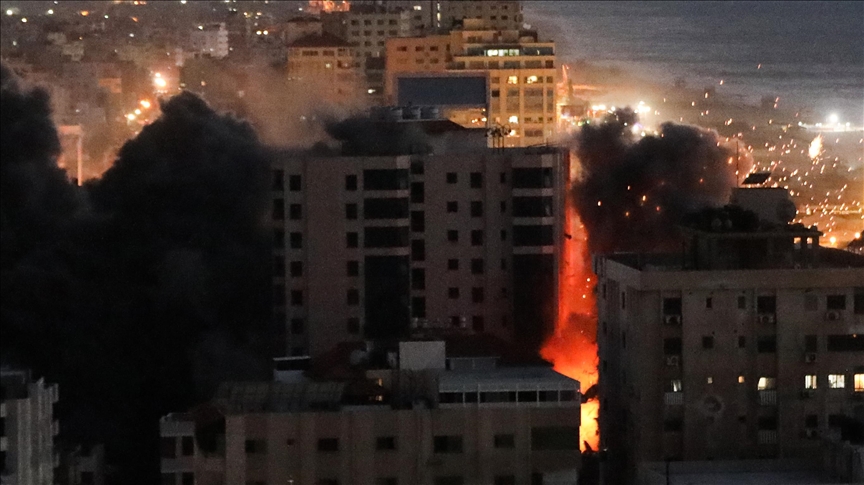 الجيش الإسرائيلي يقصف برجا سكنيا وسط مدينة غزة 