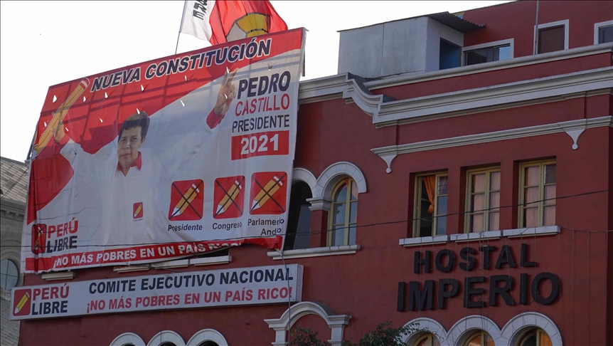 Pedro Castillo lidera las encuestas de cara a unas elecciones en las que Perú elegirá entre dos extremos