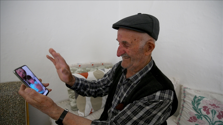 Salgın nedeniyle bayrama yalnız giren Selim dede torunlarıyla çevrim içi bayramlaştı