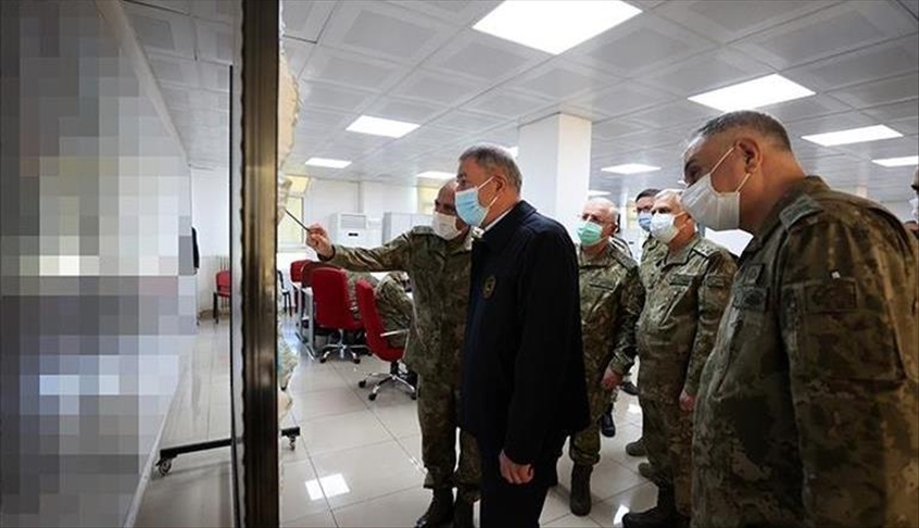 Top Turkish defense officials visit soldiers at border province