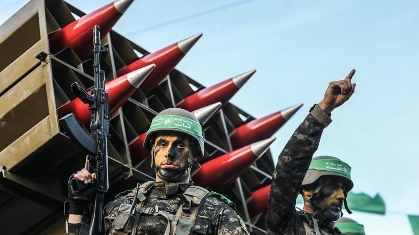 Les Brigades Al-Qassam bombardent des villes et un aéroport israéliens