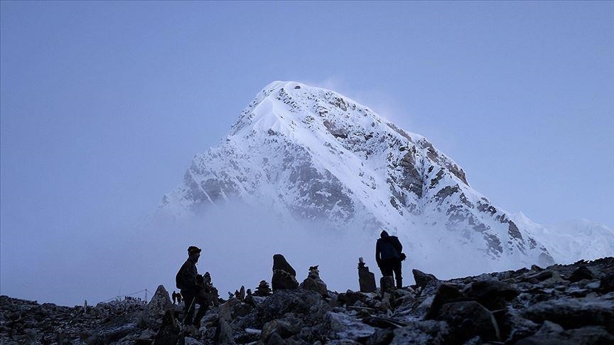 Dy alpinistë të huaj humbin jetën në Everest