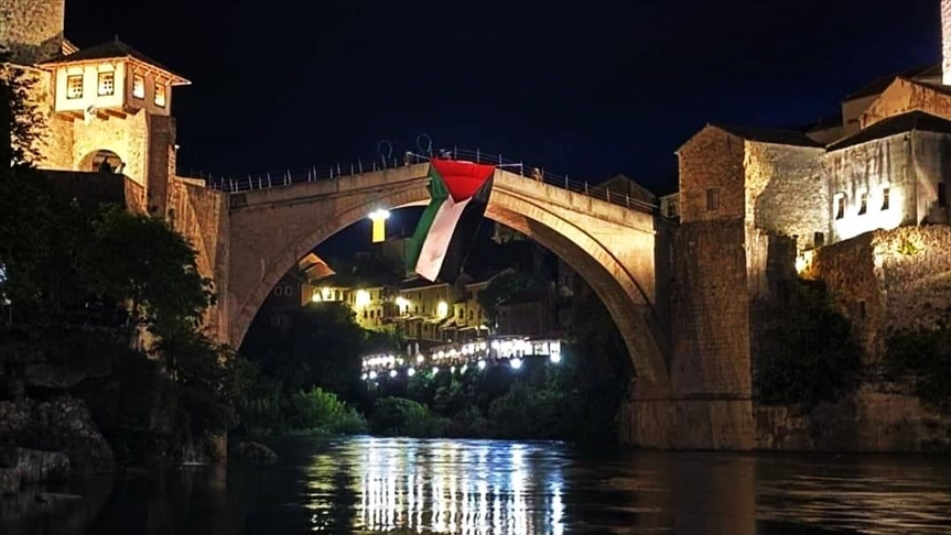 Despliegan en señal de apoyo una bandera palestina en el Puente de Mostar, en Bosnia y Herzegovina