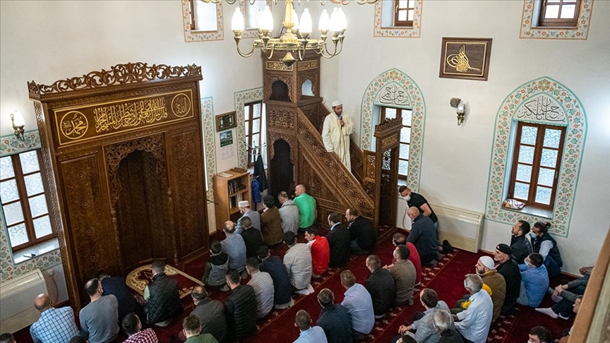 U džamijama širom Crne Gore klanjan bajram-namaz 