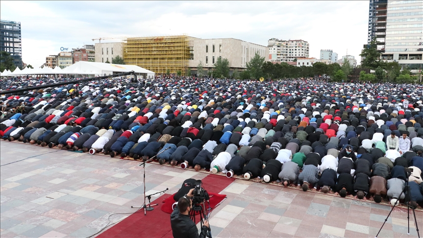 Besimtarët muslimanë në rajon falin namazin e Fitër Bajramit